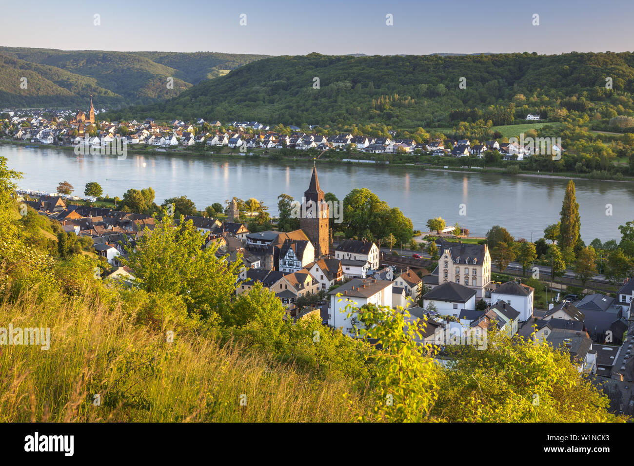 Blick auf Alken, die durch den Rhein, auf der anderen Seite des Dorfes Spay, Oberes Mittelrheintal, Rheinland-Pfalz, Deutschland, Europa Stockfoto