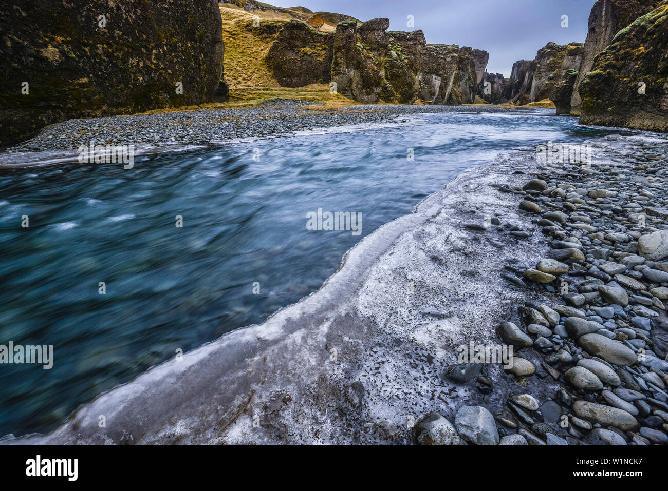 Fjadrargljufur Schlucht mit Moos bedeckt Canyon Wände und Flussbett des Fjadra, in der Nähe von Kirkjubaejarklaustur, Southern Island, Island, Europa Stockfoto