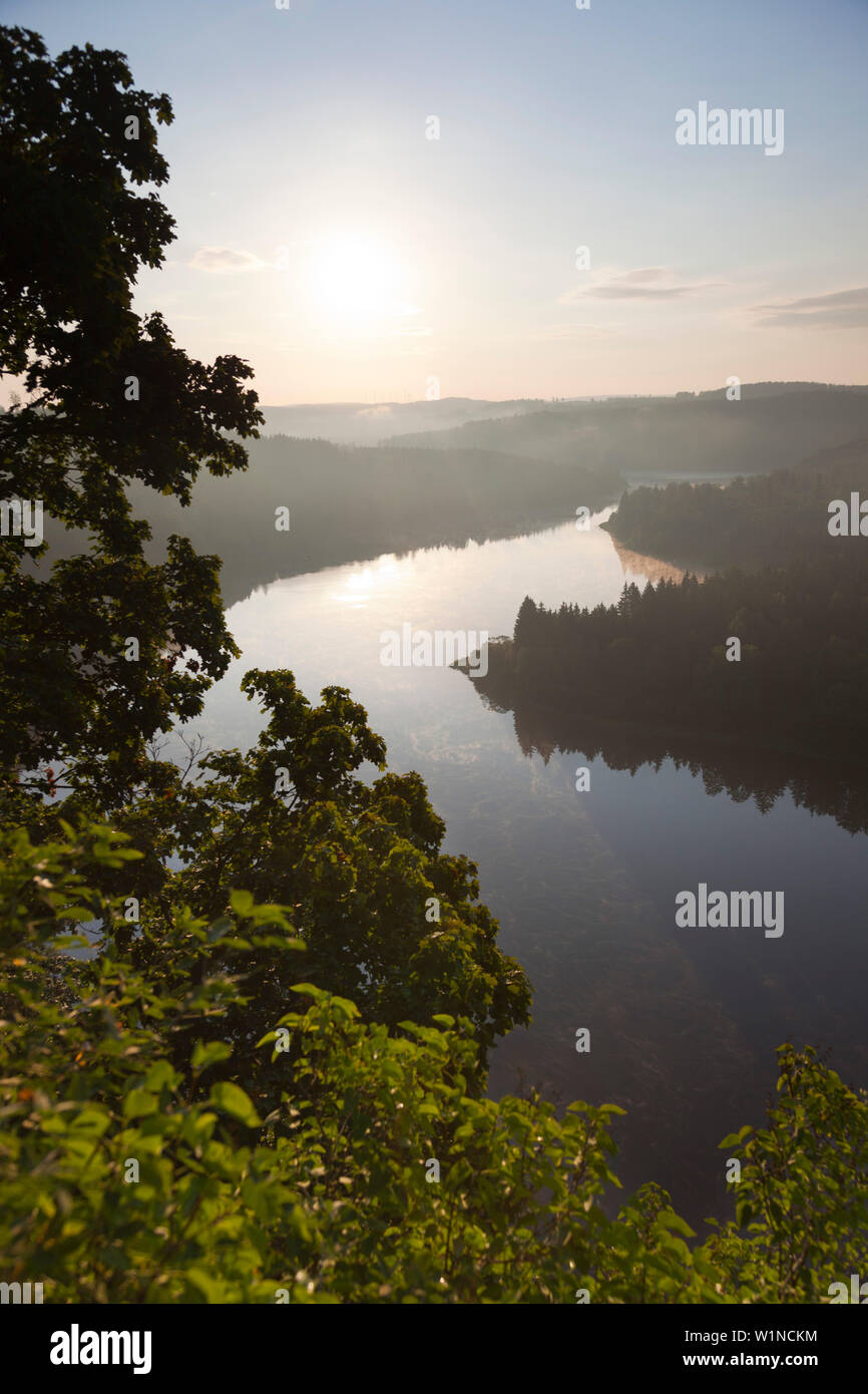 Sonnenaufgang über der Saale sinuosity an der Saale Barriere See, Naturpark Thüringer Schiefergebirge/Obere Saale, Thüringen, Deutschland Stockfoto