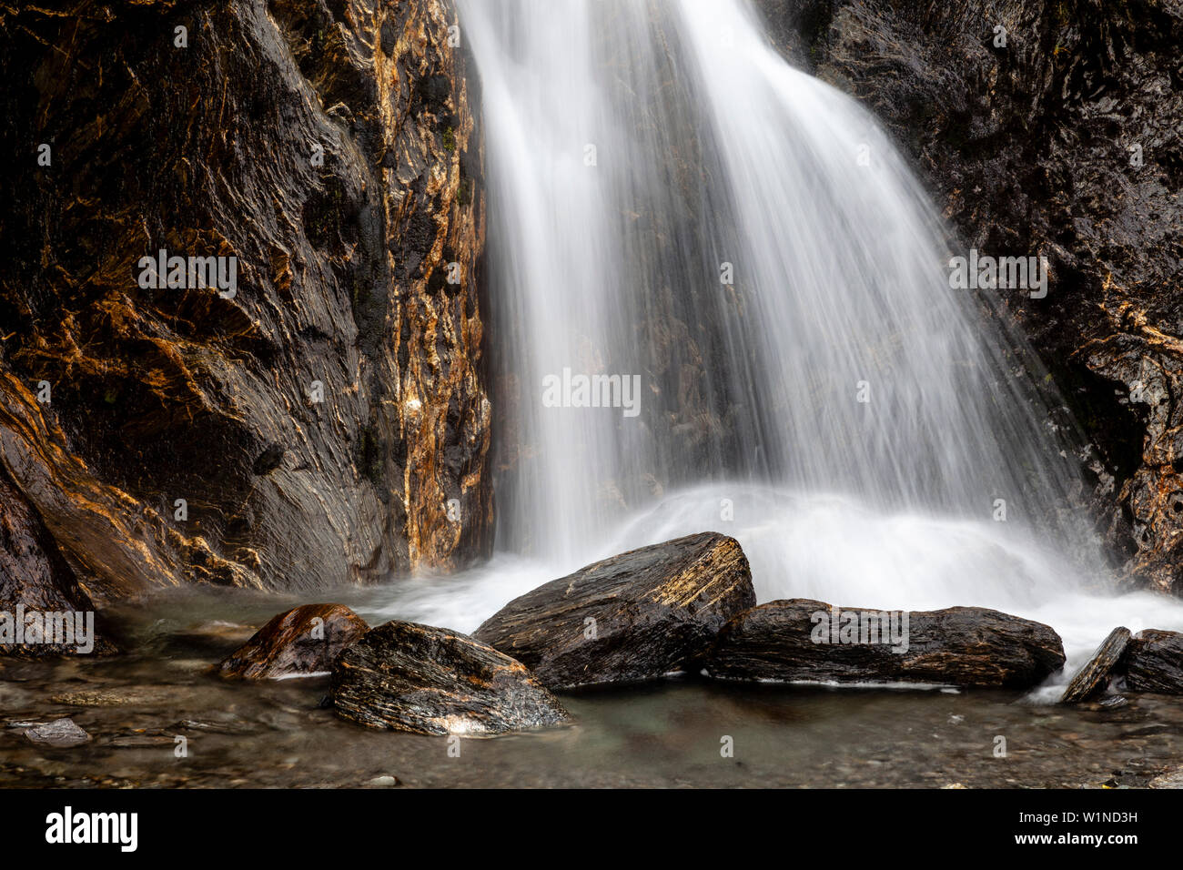 Ein Wasserfall auf das Tal zu Fuß, Franz Josef Glacier, Südinsel, Neuseeland Stockfoto