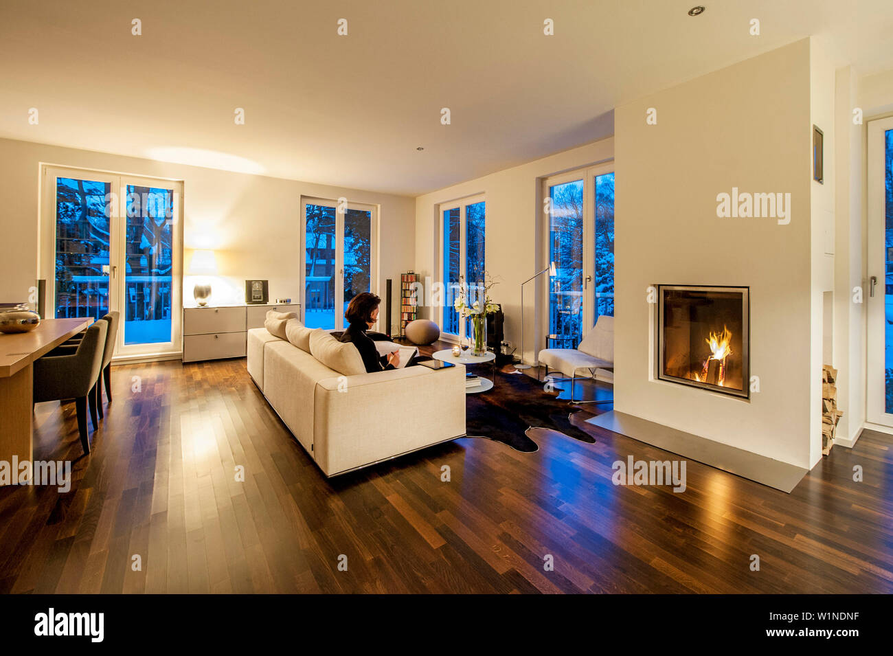 Frau in ein Wohnzimmer mit Kamin, Hamburg, Deutschland Stockfoto