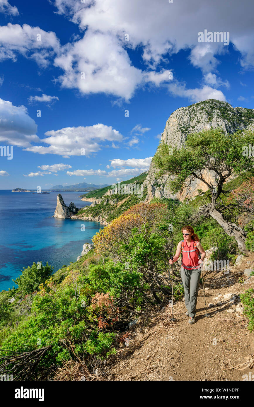 Frau wandern Selvaggio Blu, Blick Richtung Pedra Longa, Selvaggio Blu, National Park in der Bucht von Orosei und Gennargentu, Sardinien, Italien Stockfoto