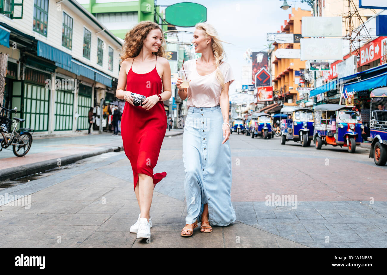 Paar schöne Mädchen besuchen Bangkok verbleibenden Attraktionen Stockfoto