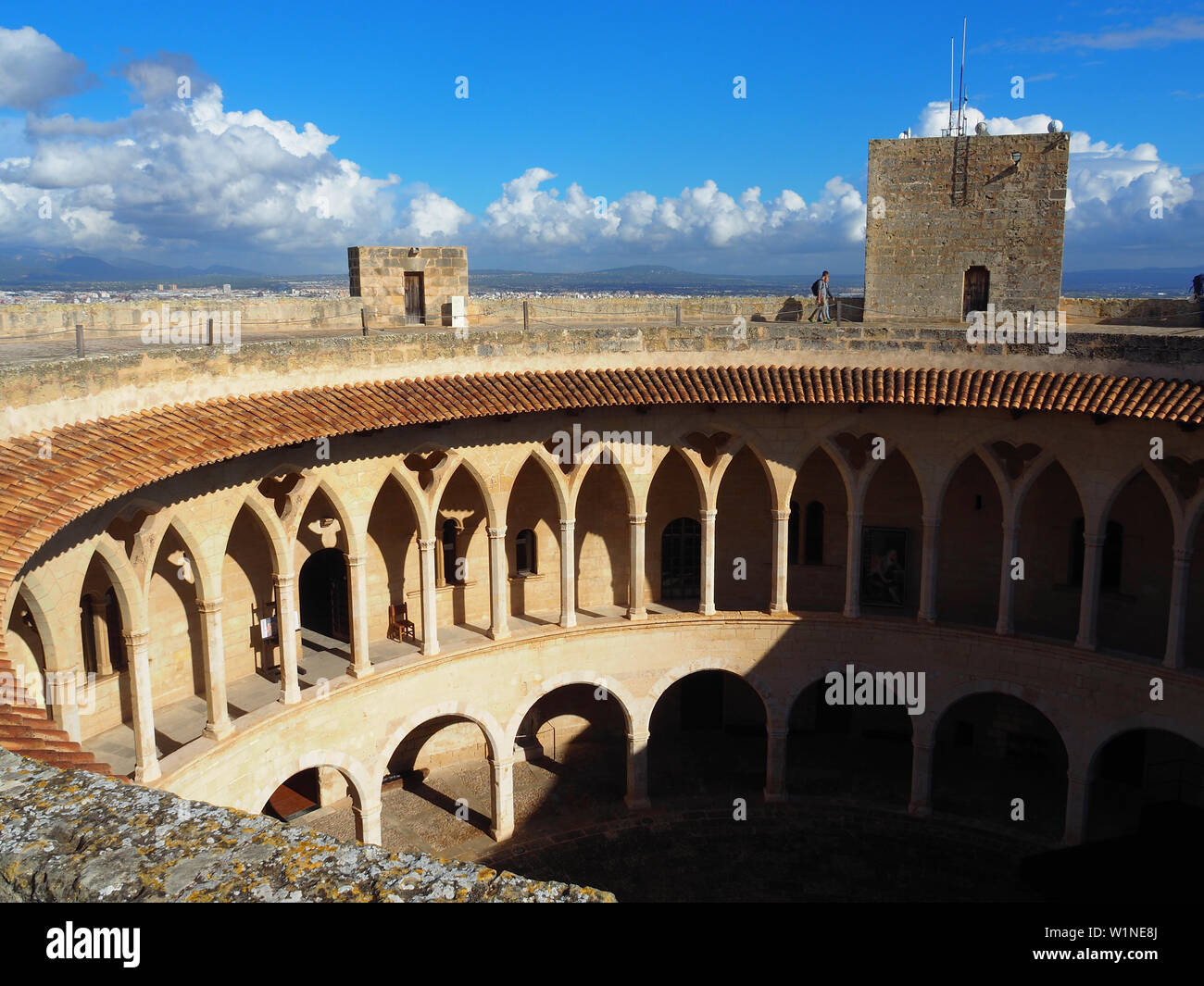 Das runde Dach des Castell de Bellver mit blauem Himmel und Wolken und gute Sicht Stockfoto