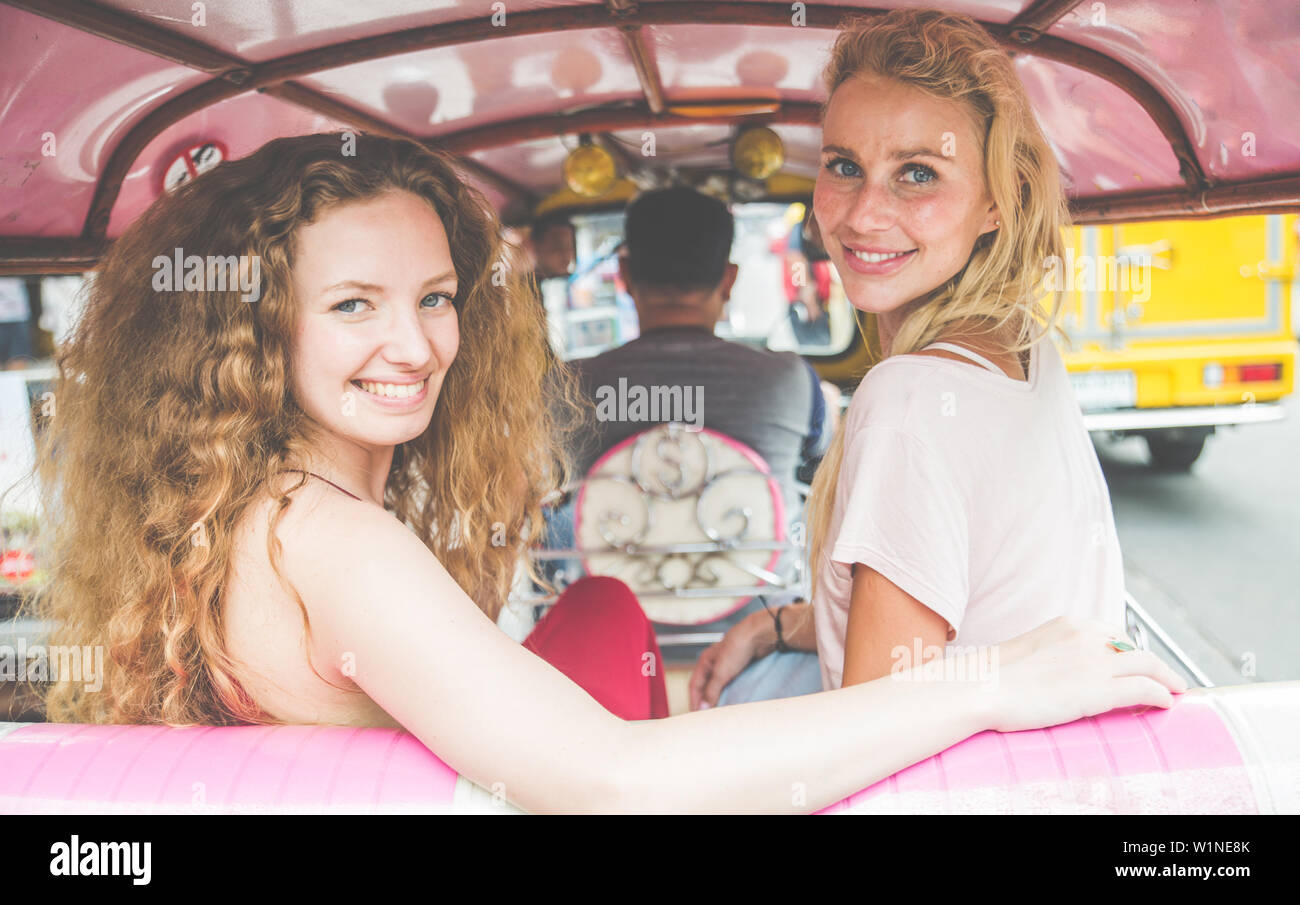 Paar schöne Mädchen besuchen Bangkok verbleibenden Attraktionen Stockfoto