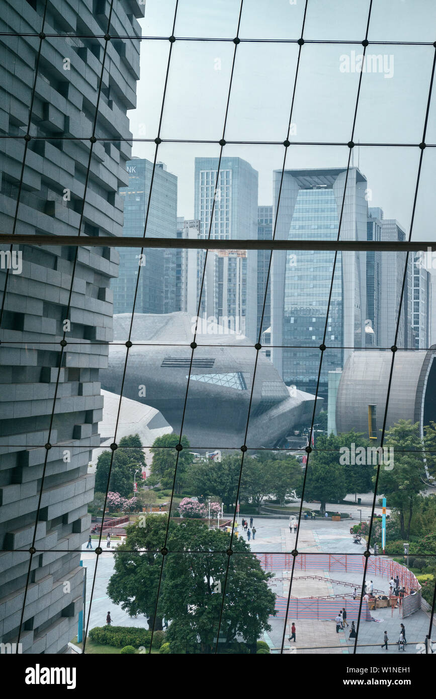 Blick durch die gläserne Fassade in Richtung Opera House von Zara Hadid, in der Innenstadt von Guangzhou, Provinz Guangdong, Pearl River Delta, China Stockfoto