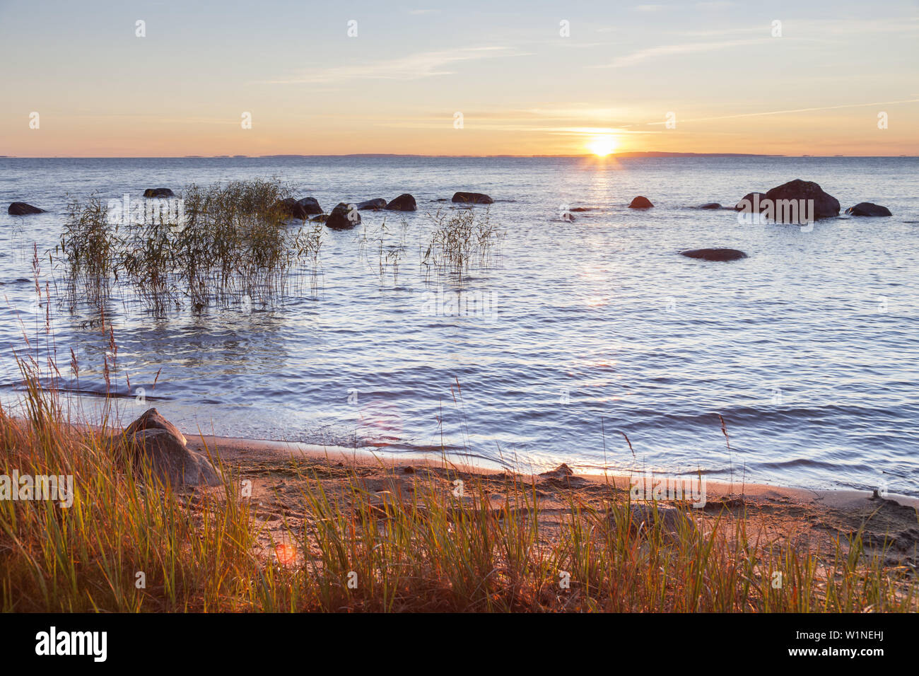 Ufer des Sees Vättern in der Nähe von Karlsborg bei Sonnenaufgang am Morgen, February, Götaland, Süd Schweden, Schweden, Skandinavien, Nordeuropa, E Stockfoto