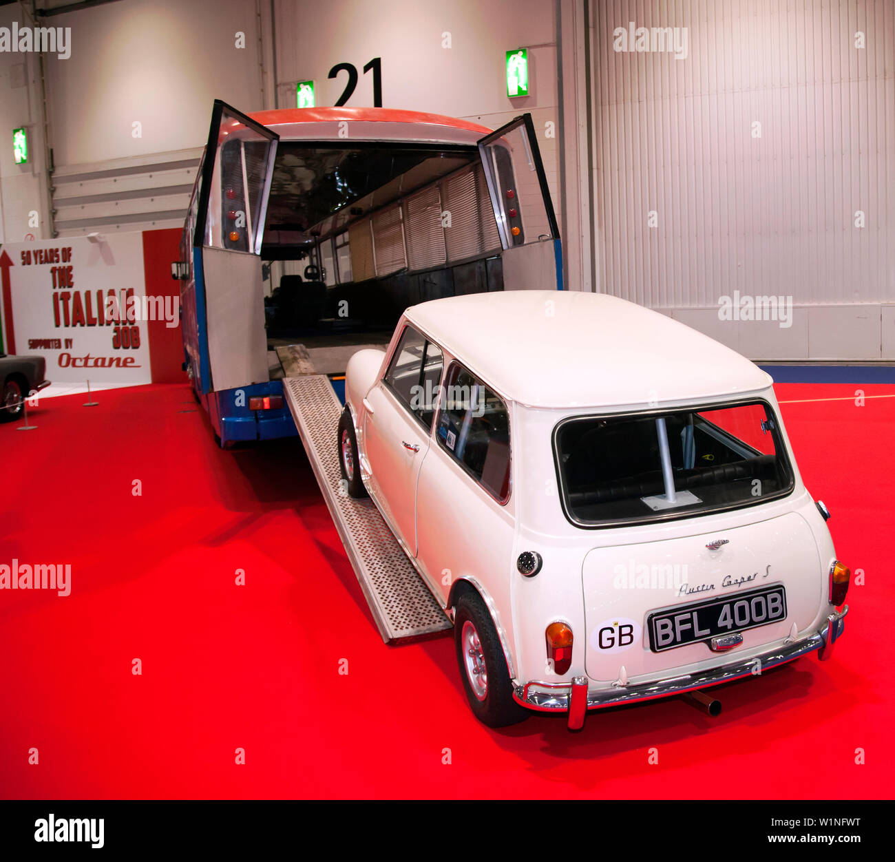 Erholung der Szene aus dem italienischen Job wo Mini Coopers bis eine Rampe an der Rückseite eines sich bewegenden Legionär Bus auf einer schmalen Straße fahren Stockfoto