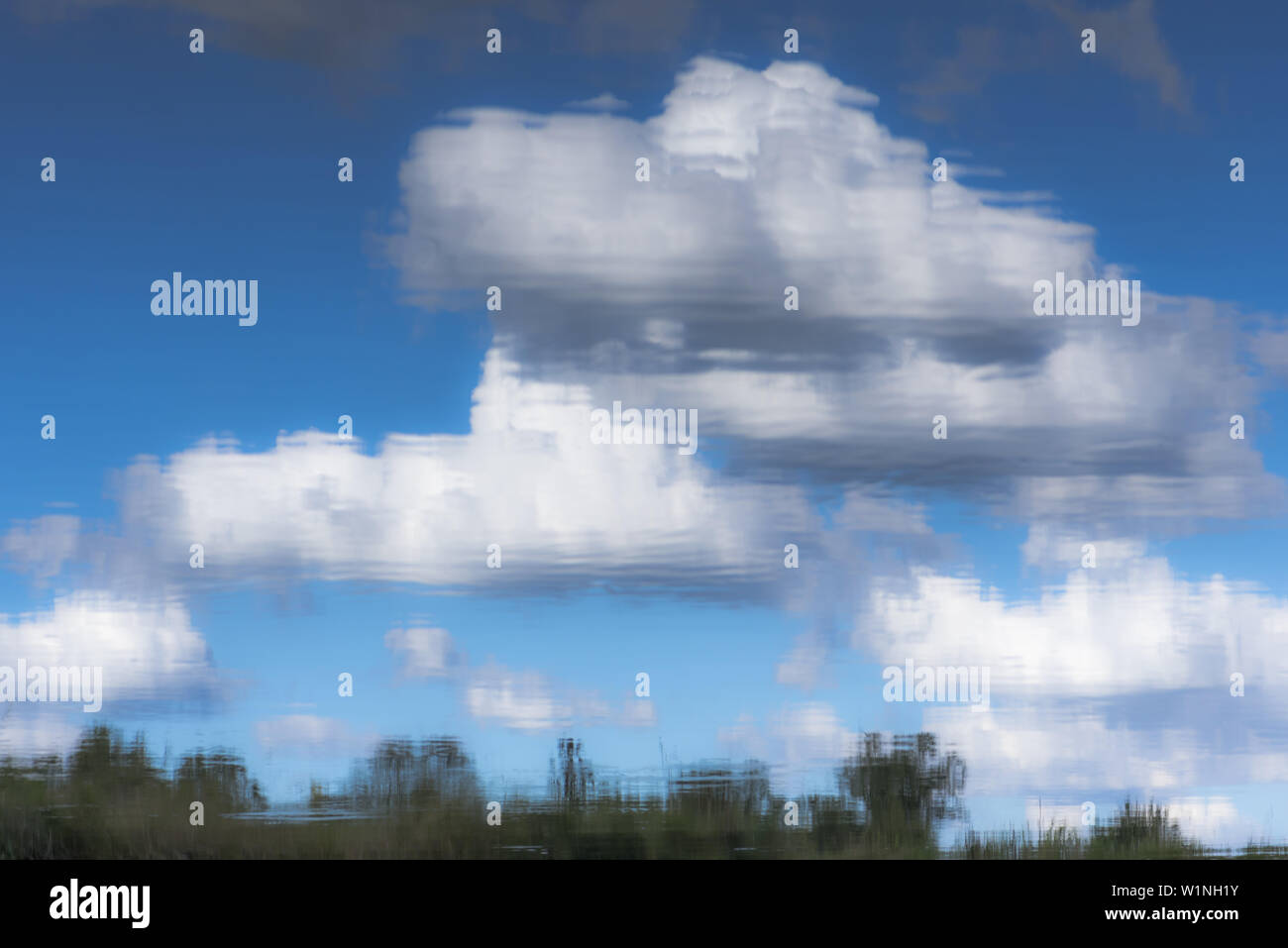 Reflexionen der Himmel und Wolken in die glatte Wasseroberfläche. Reine Reflexion ohne direkten Blick auf die Landschaft, Biosphärenreservat, Schlepzig, Bra Stockfoto