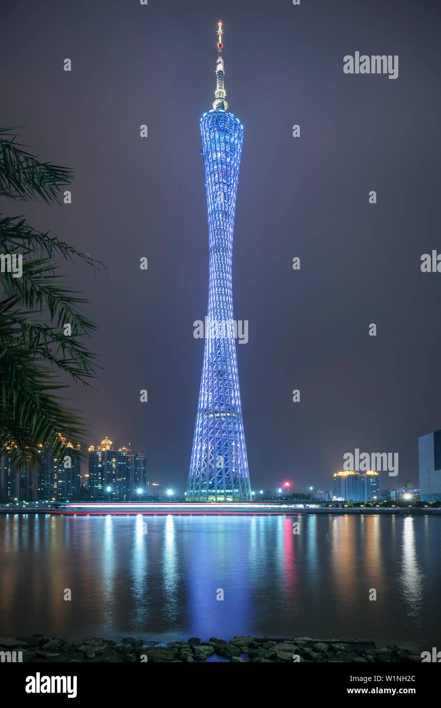 Iconic Fernsehturm Guangzhou mit Nachtbeleuchtung (blau), Provinz Guangdong, Pearl River Delta, China Stockfoto