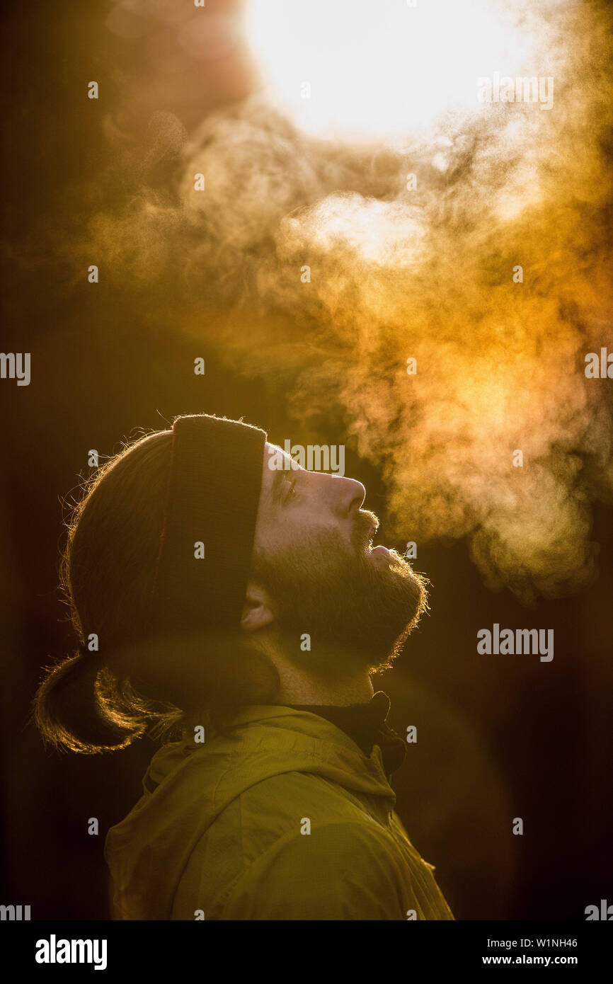 Junge männliche Läufer in eine kurze Pause in einem Wald, Allgäu, Bayern, Deutschland Stockfoto