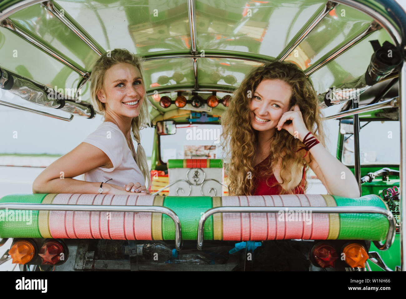 Paar schöne Mädchen besuchen Bangkok verbleibenden Attraktionen Stockfoto