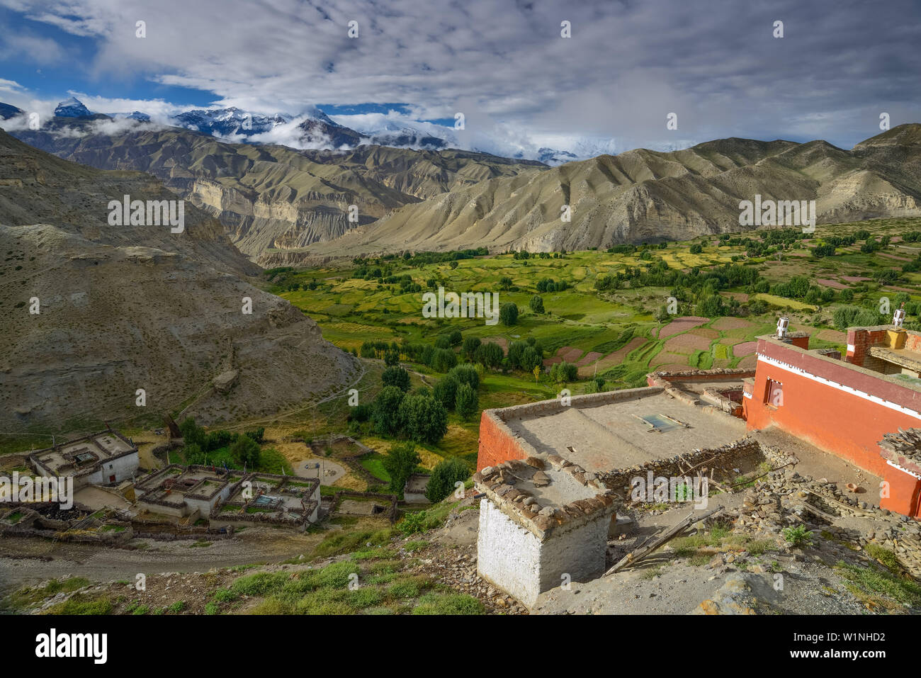 Buddhistische Kloster Gompa im Ghiling, Geling, tibetischen Dorf am Kali Gandaki Tal, das tiefste Tal der Welt, fruchtbare Felder sind nur po Stockfoto