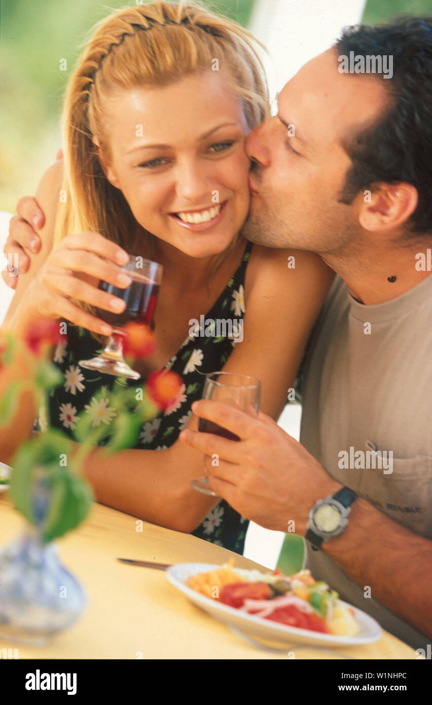 Liebespaar, Kuss auf die Wange Stockfoto