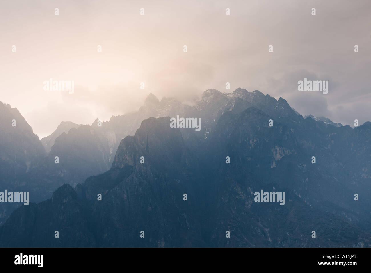 Jade Dragon Snow Mountain von Tiger Leaping Gorge, die schönste Wanderung in der Provinz Yunnan, China Stockfoto