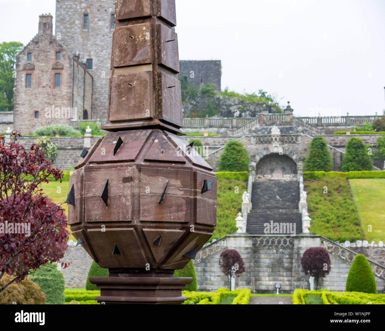 Schottlands älteste 1630 Obelisk Sonnenuhr im Garten von Drummond Castle Gardens, Perthshire, Schottland, Großbritannien Stockfoto