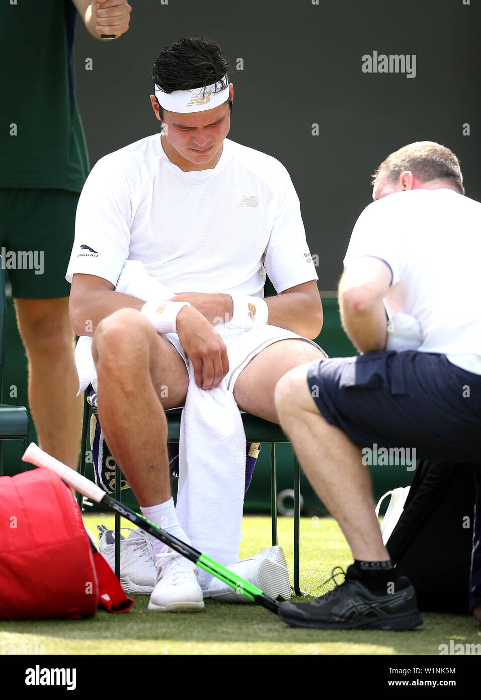 Milos Raonic erhält die medizinische Versorgung während der Tag drei der Wimbledon Championships in der All England Lawn Tennis und Croquet Club, London. Stockfoto