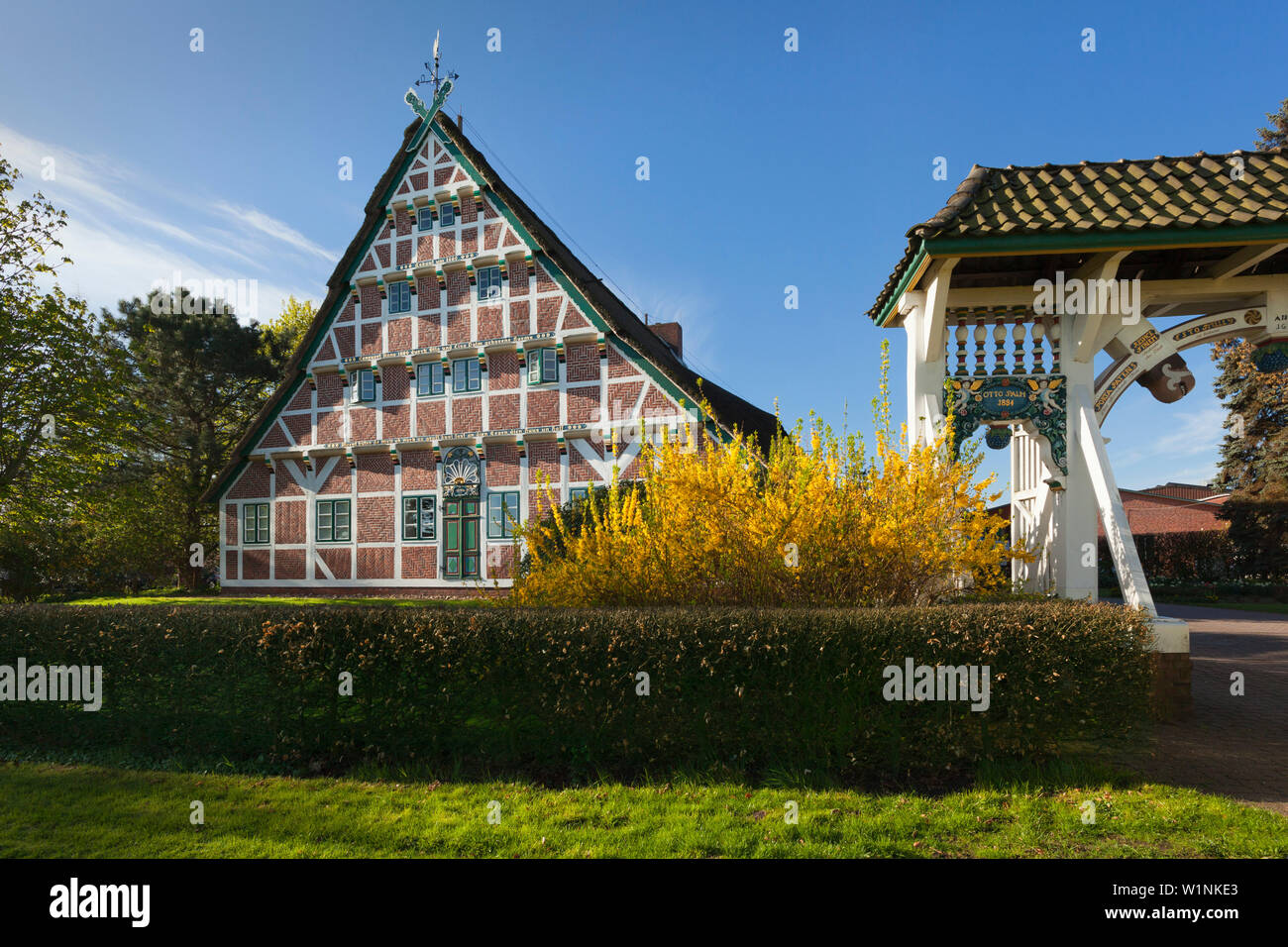 Fachwerkhaus mit Reetdach und herrlichen Tor, in der Nähe von Neuenfelde, Altes Land, Niedersachsen, Deutschland Stockfoto