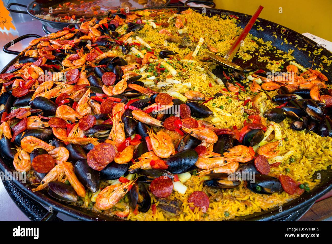 Paellapfanne, Krabben, Muscheln, Salami, Reis, Bretagne, Frankreich, Europa Stockfoto