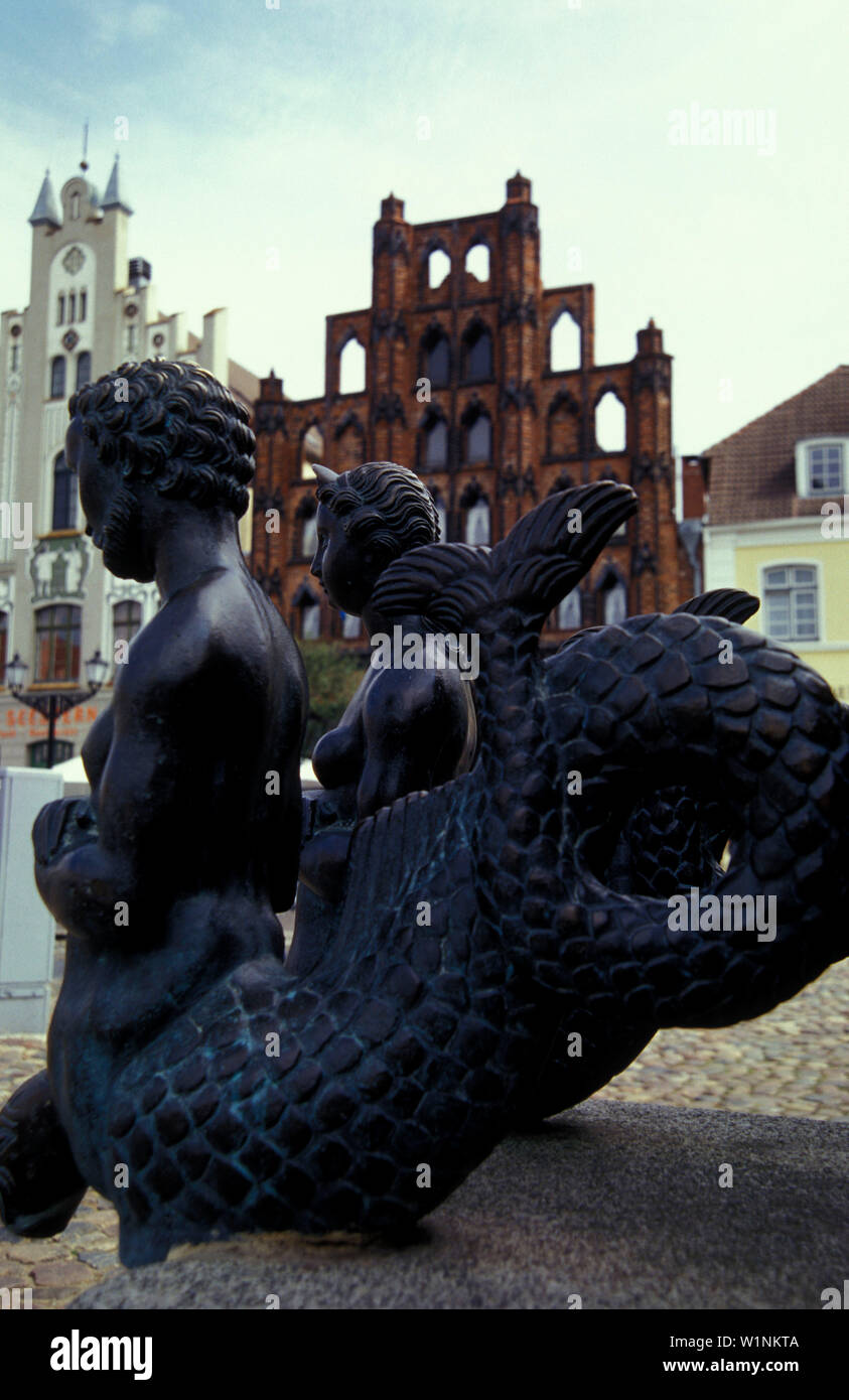 Wismar-Markt-Quadrat und Brunnen, Mecklenburg-Vorpommern, Deutschland, Europa Stockfoto