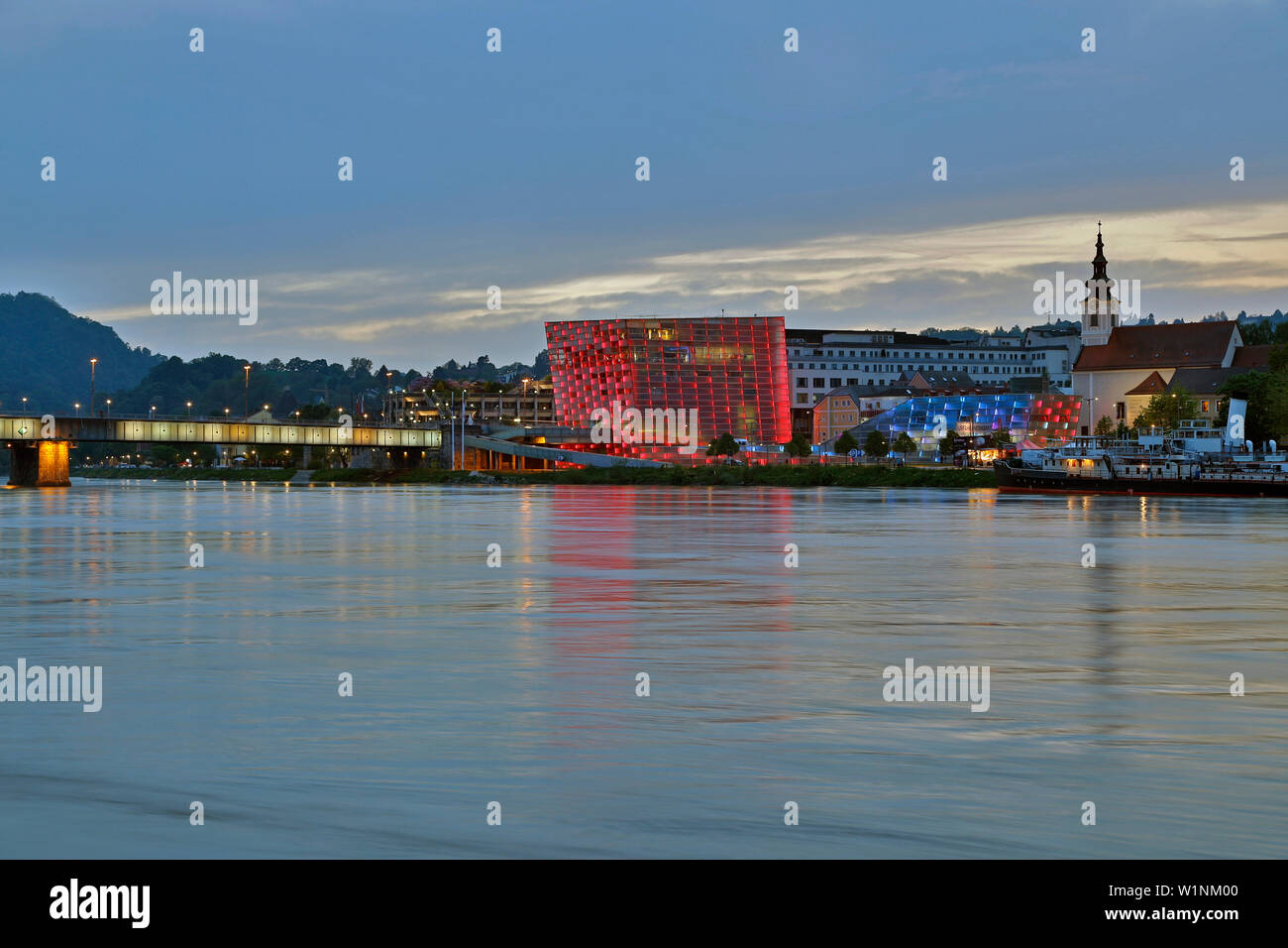 Ars Electronica Center und Pfarrkirche St. Josef in Linz Urfahr, Linz an der Donau, Oberösterreich, Oberösterreich, Österreich, Europa Stockfoto