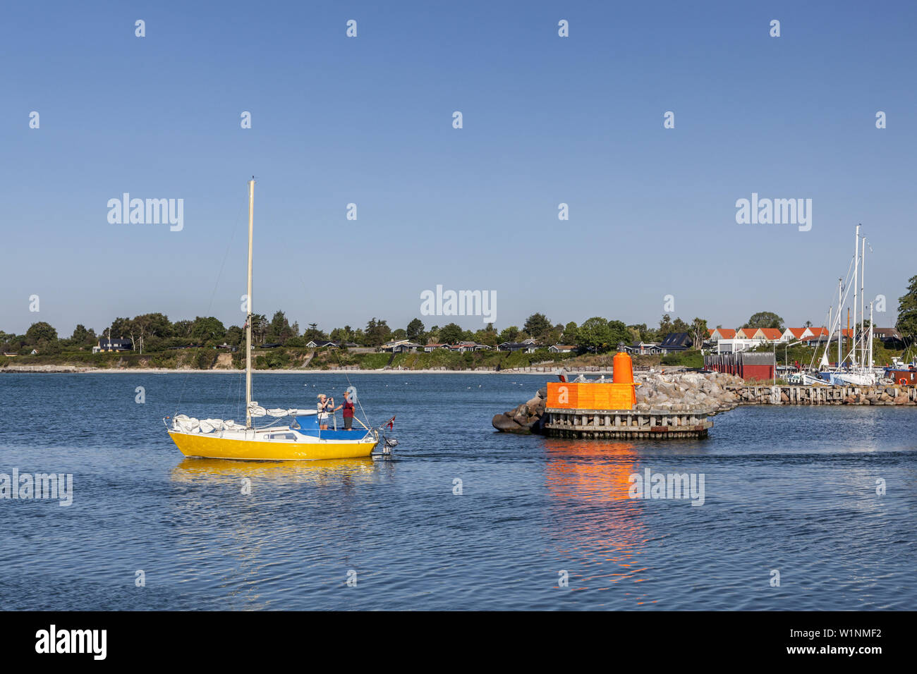 Segelboot vor dem Hafen von Rødvig Stevns, Halbinsel, Insel von Neuseeland, Skandinavien, Dänemark, Nordeuropa Stockfoto