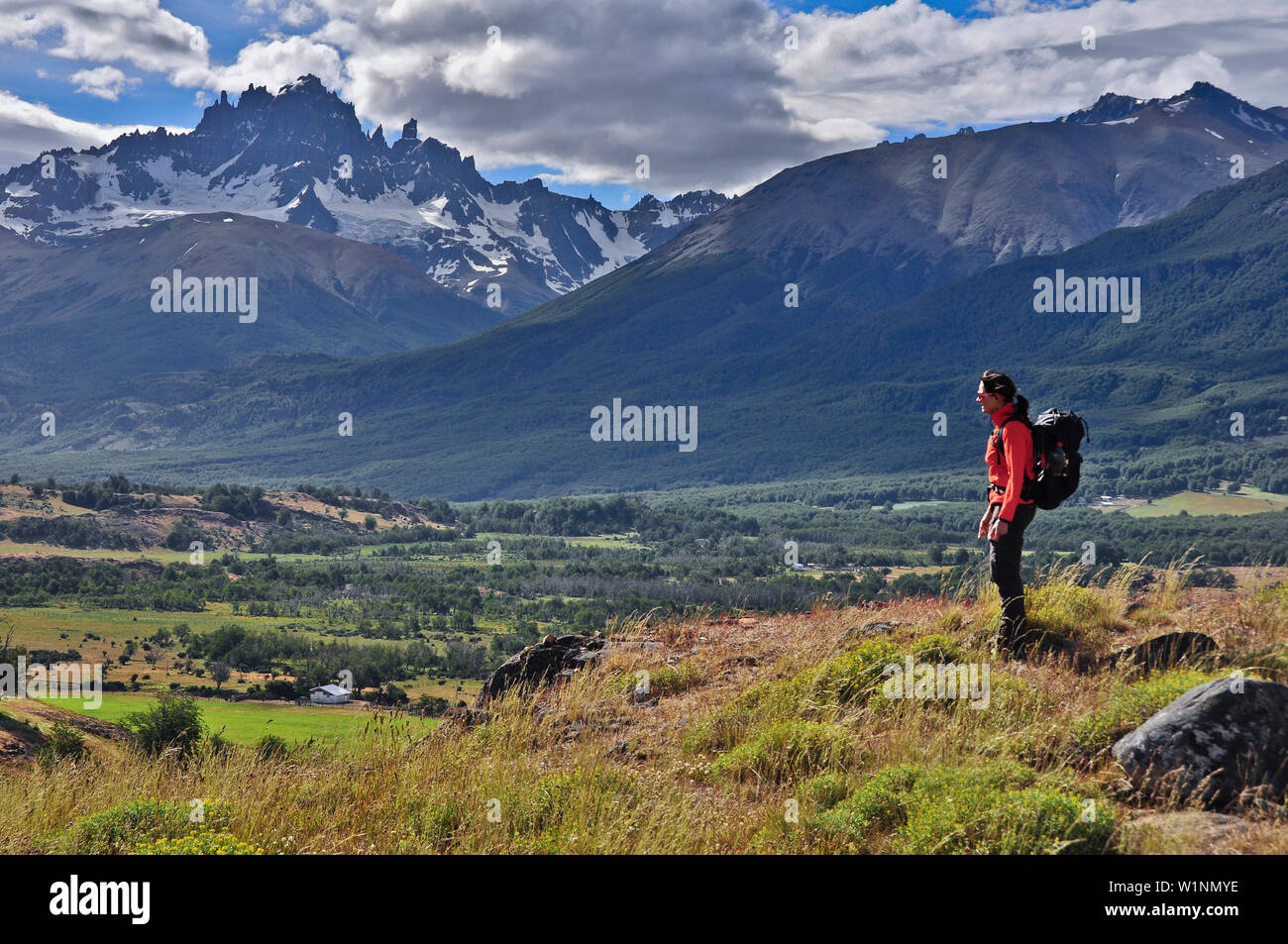 Junge Frau wandern am Berg Cerro Castillo, Carretera Austral, Región de Aysén, Patagonien, Anden, Chile, Südamerika Stockfoto