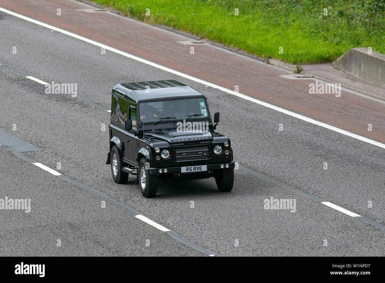 2010 Land Rover Defender 90 Hard Top TD; GROSSBRITANNIEN; Verkehr, Transport, moderne, Limousinen, Nord - Auf der 3 spurigen Autobahn gebunden. Stockfoto