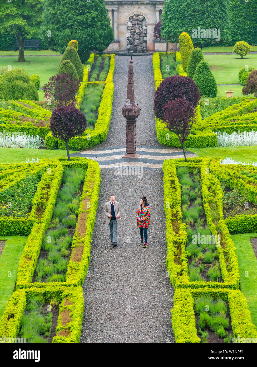 Restaurator & Immobilien Manager bei Schottlands älteste 1630 Obelisk Sonnenuhr Drummond Castle Gardens, Perthshire, Schottland, Großbritannien. Stockfoto