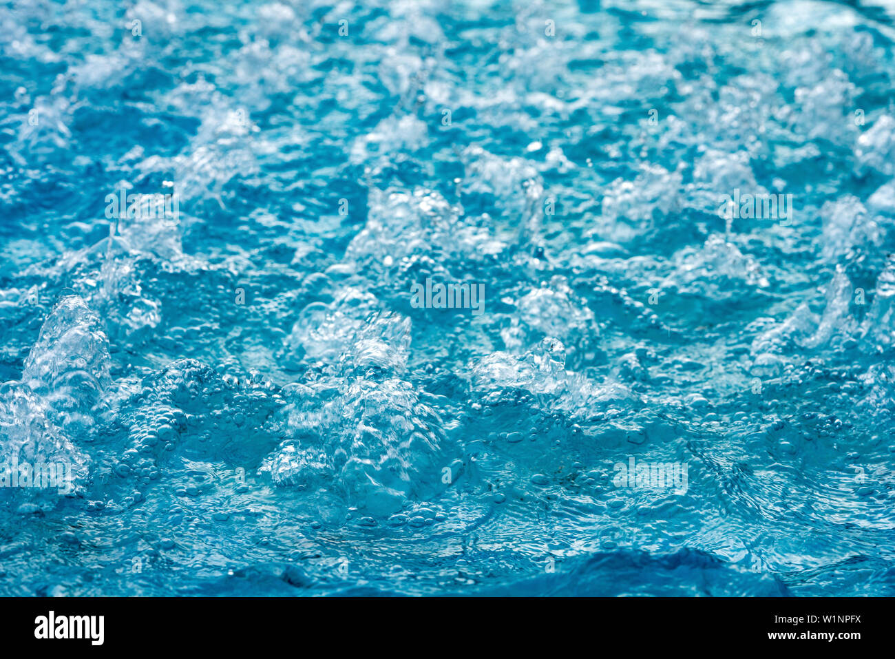Blau frisches Wasser in den Whirlpool. Spa Massage Hintergrund. Stockfoto