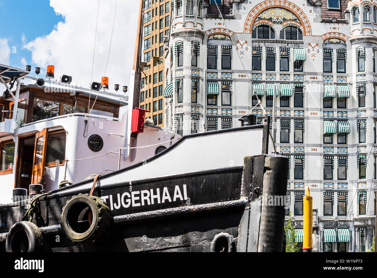 Blick auf den historischen Boot in der Oudehaven Tijgerhaai auf die Fassade des alten Hochhaus Witte Huis, Rotterdam, Niederlande Stockfoto