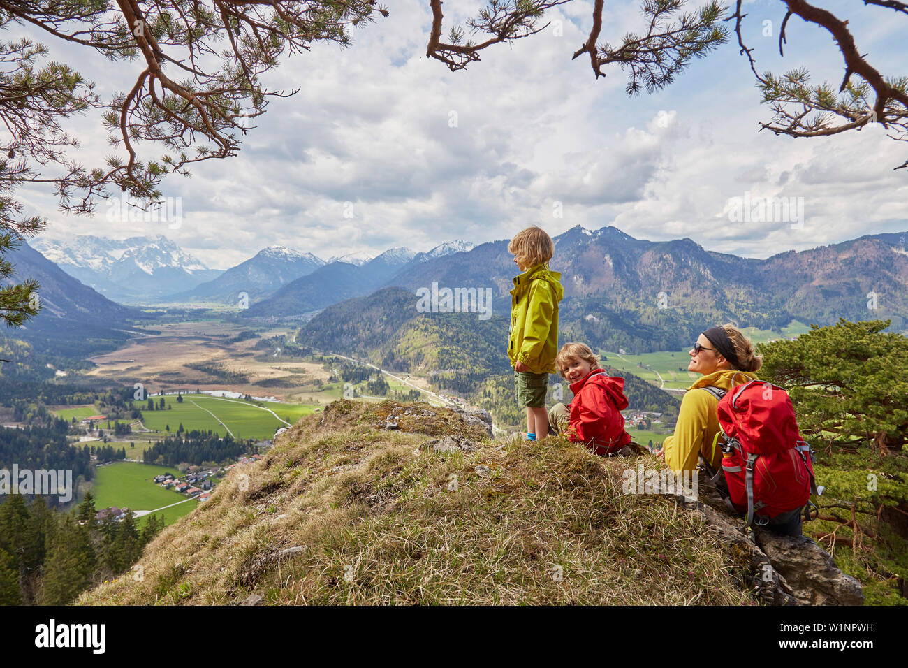 Familie auf den Berg hinunter in das Tal Stockfoto