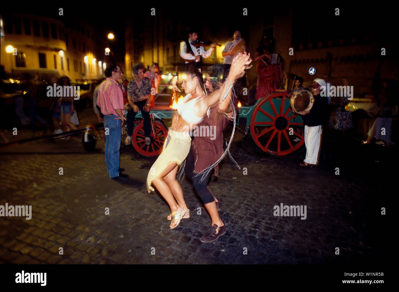 Strassenmusik und Tanz bei Nacht, Rom Italien Stockfoto