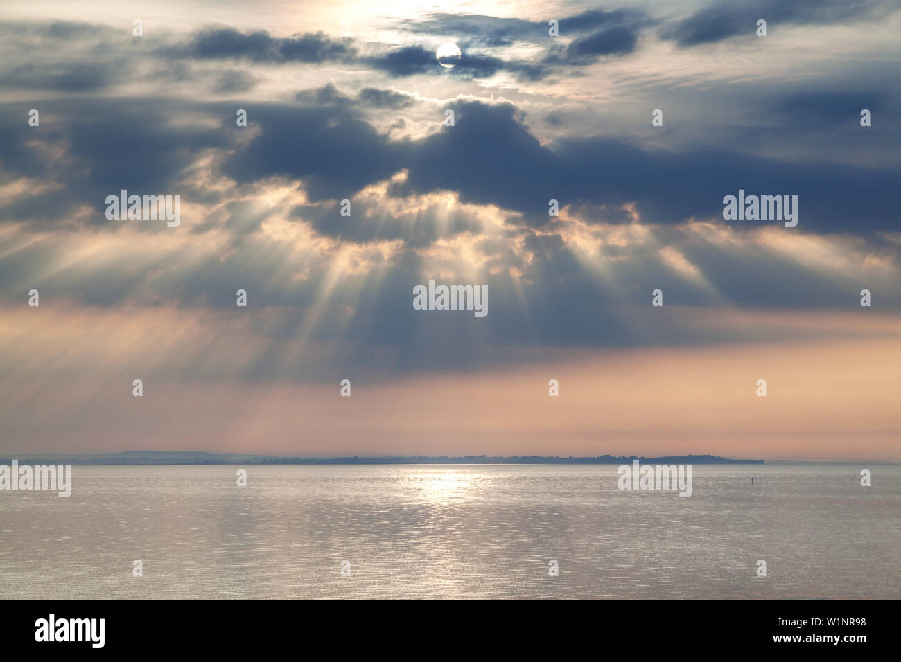 Sonnenstrahlen durch die Wolken am Himmel über der Ostsee, Insel Als, Dänische Südseeinseln, Süddänemark, Dänemark, Skandinavien, Norther Stockfoto