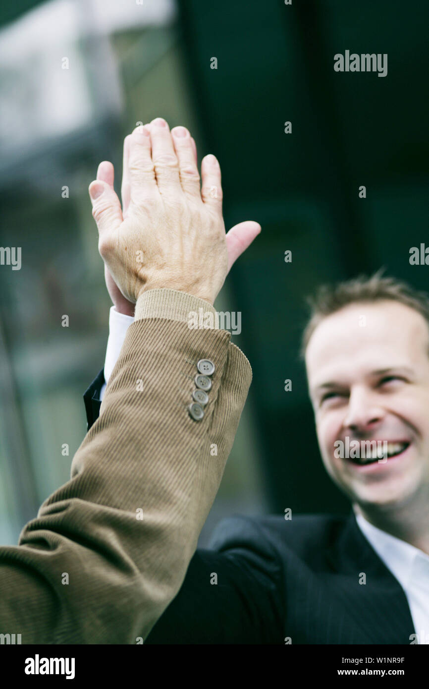 Zwei Geschäftsleute freuen uns über einen Deal, mir fünf geben Stockfoto