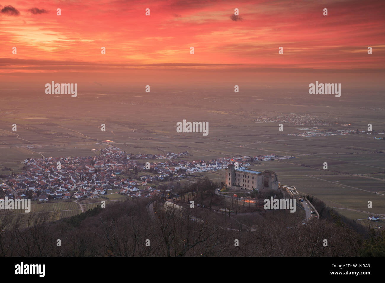 Rot gefärbten Sonnenaufgang hinter das Hambacher Schloss, Edenkoben, Rheinland-Pfalz, Deutschland Stockfoto