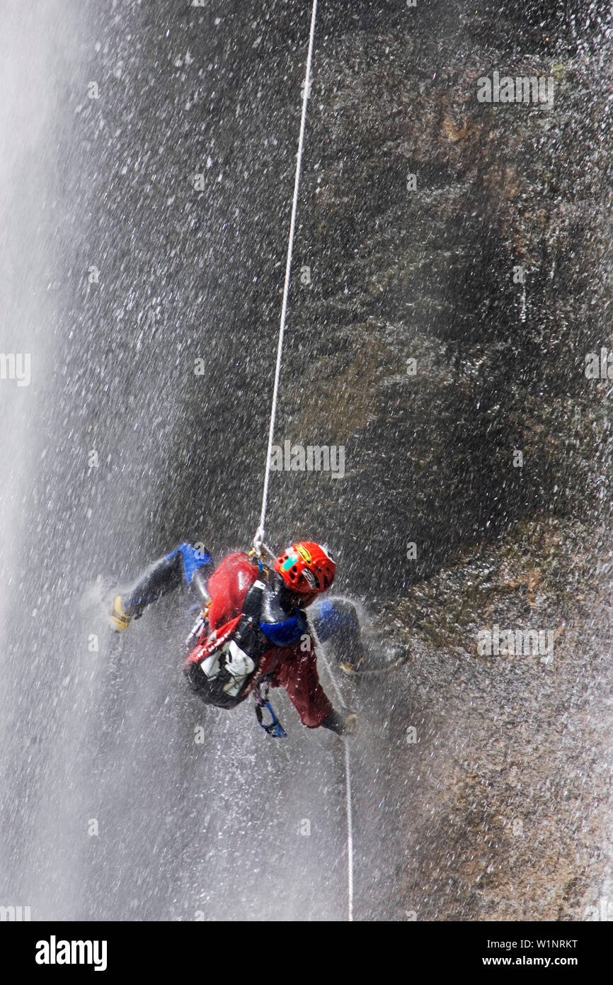 Canyoning, Abseilen durch einen Wasserfall, Korsika Raid, Piscia di Gallu, Ospedale, Korsika, Mittelmeer, Frankreich Stockfoto