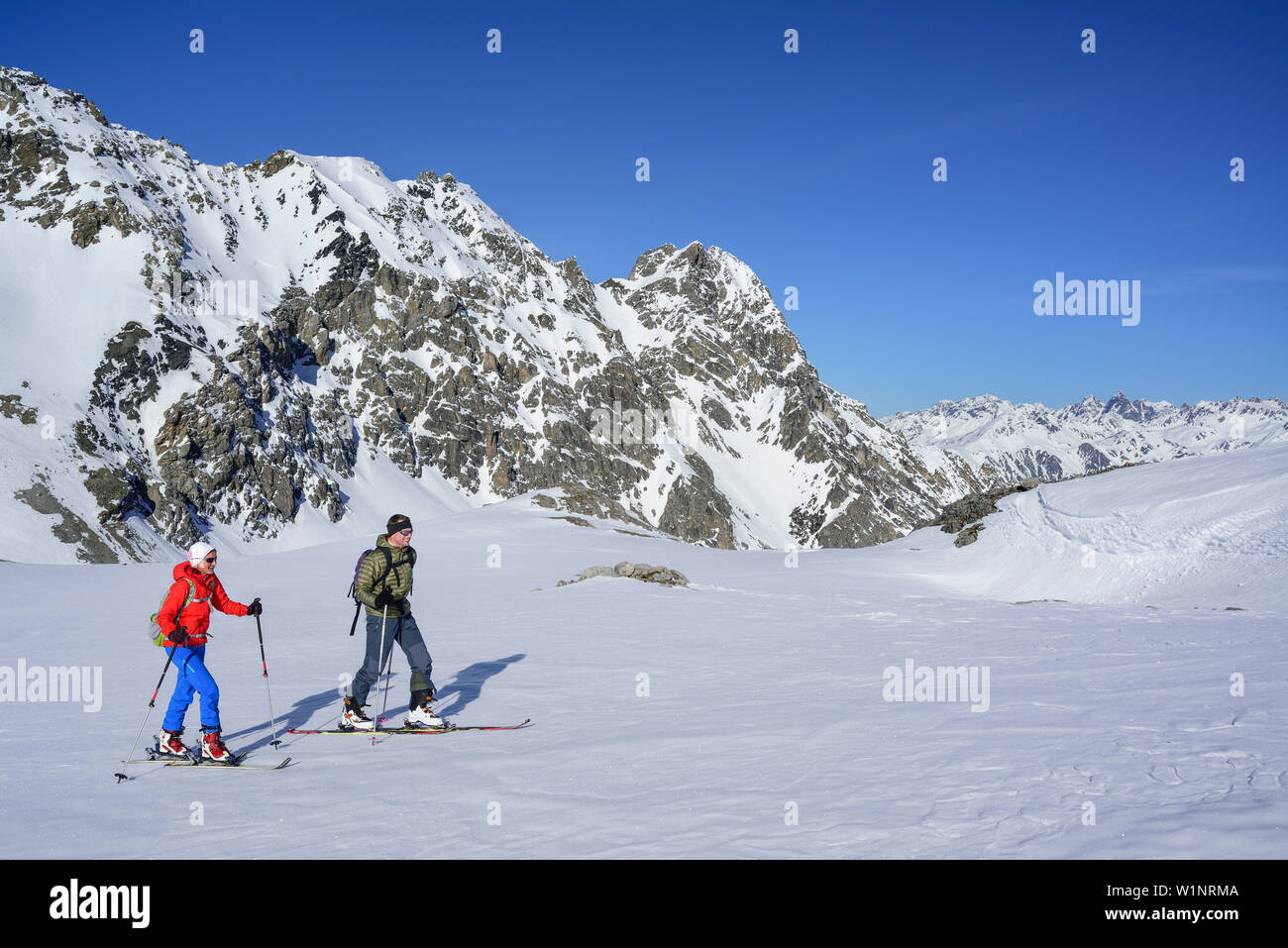 Zwei Personen zurück - Langlauf aufsteigend in Richtung Piz Lischana, Sesvenna Piz Lischana, Alpen, Engadin, Graubünden, Schweiz Stockfoto