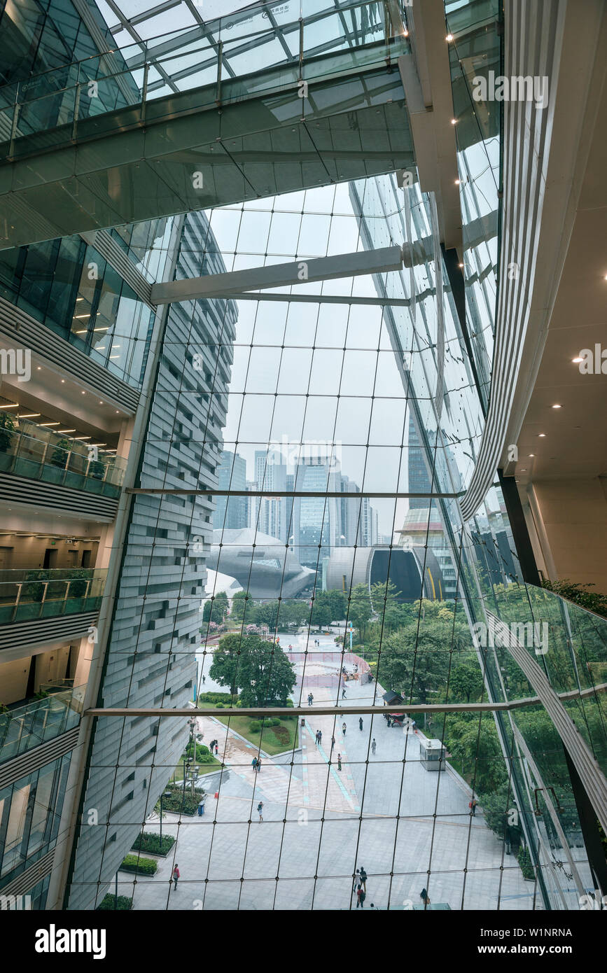 Blick durch die gläserne Fassade in Richtung Opera House von Zara Hadid, in der Innenstadt von Guangzhou, Provinz Guangdong, Pearl River Delta, China Stockfoto