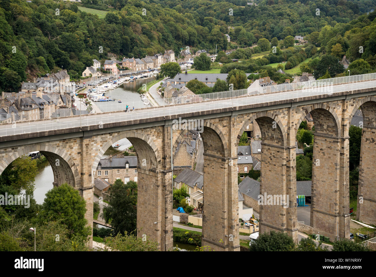 Blick auf den Viadukt (D 795) überqueren Sie den Fluss Rance, Bretagne, Frankreich, Bretagne, Frankreich Stockfoto