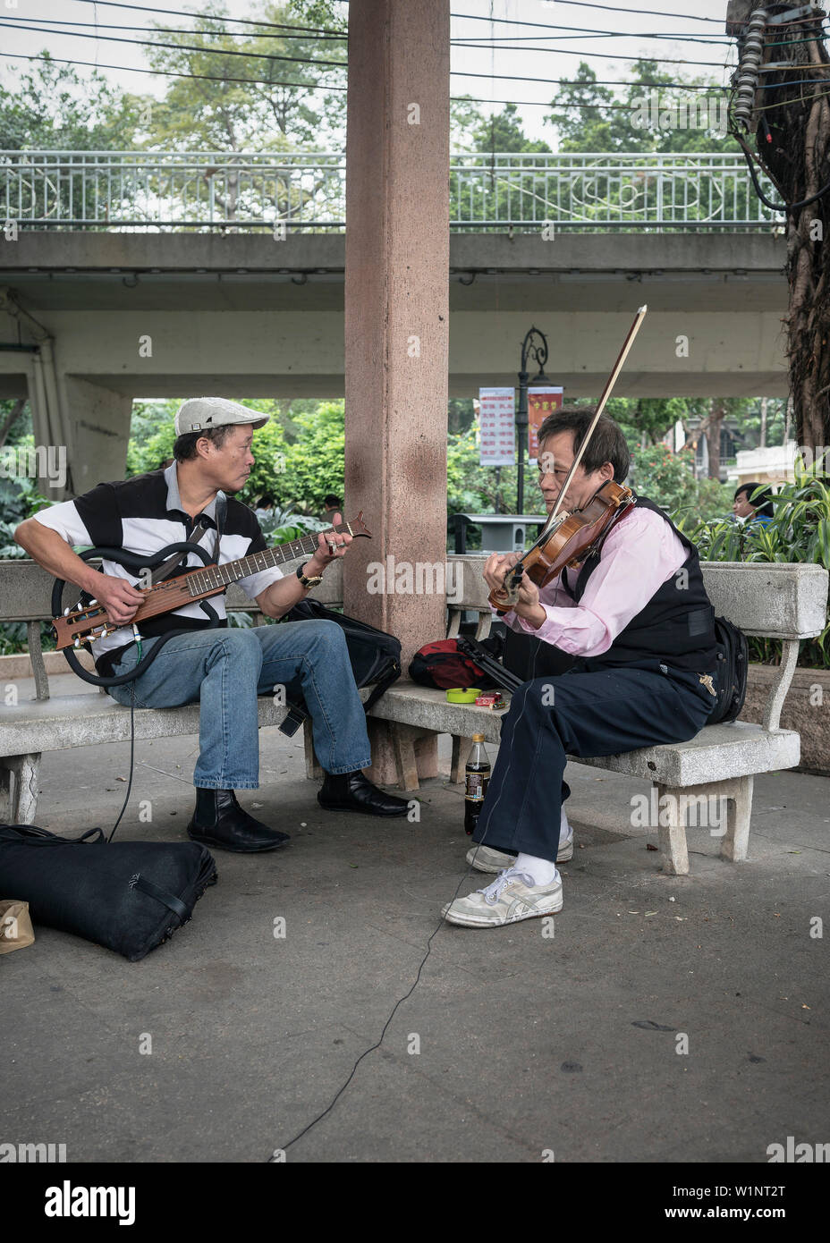 Chinesische Jam Session mit Gitarre und Violine im Park, in der Innenstadt von Guangzhou, Provinz Guangdong, Pearl River Delta, China Stockfoto