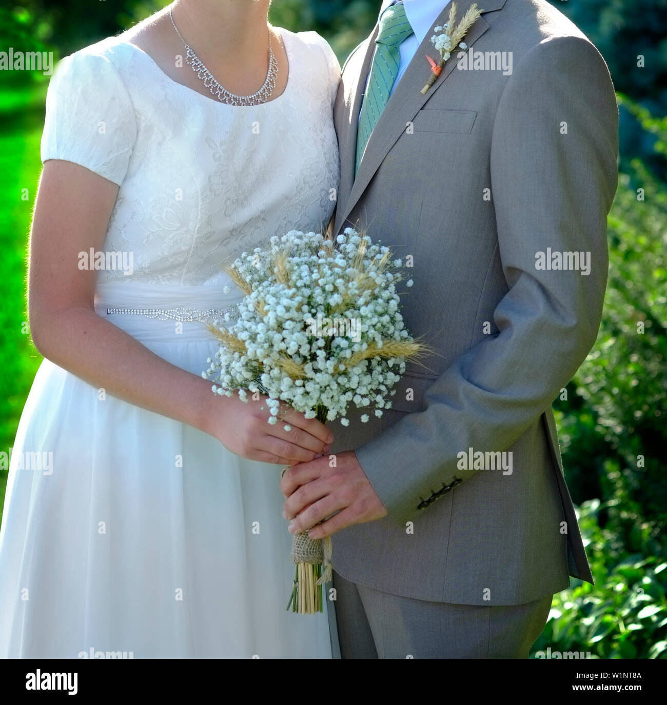 Braut und Bräutigam stehen Holding boquet Ehe Hochzeit Stockfoto