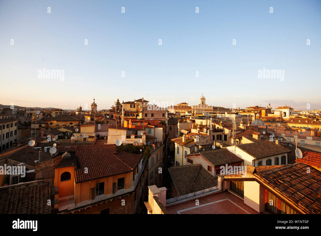 Blick vom Hotel Albergo del Senato in der Nähe des Pantheon über den Dächern von Rom, Rom, Latium, Italien Stockfoto
