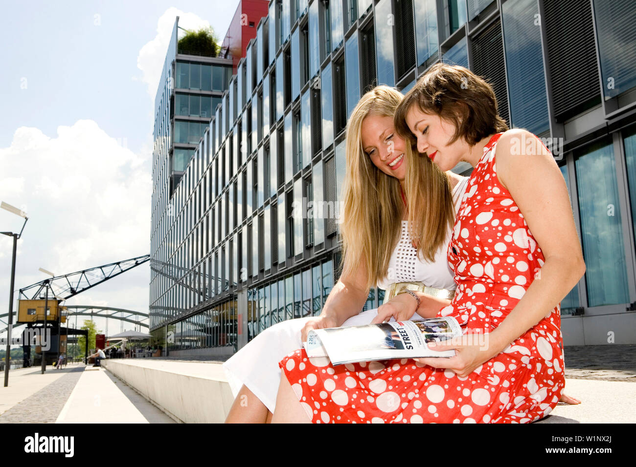 Zwei junge deutsche Frauen in Köln, Nordrhein-Westfalen, Deutschland Stockfoto