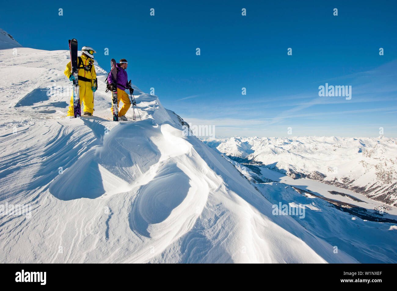 Skifahrer auf der Suche über ein Tal, Piz Corvatsch, Engadin, Kanton Graubünden, Schweiz Stockfoto