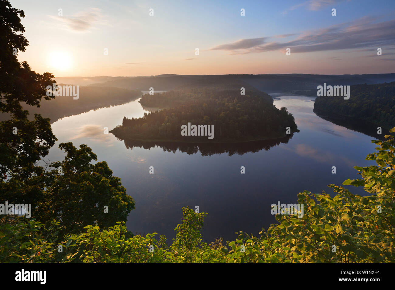 Blick über die Saale sinuosity an der Saale Barriere See, Naturpark Thüringer Schiefergebirge/Obere Saale, Thüringen, Deutschland Stockfoto