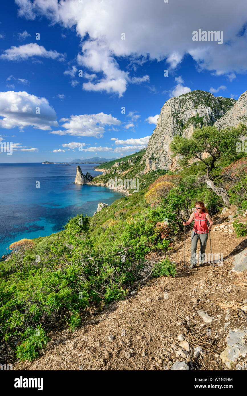 Frau wandern Selvaggio Blu, Blick Richtung Pedra Longa, Selvaggio Blu, National Park in der Bucht von Orosei und Gennargentu, Sardinien, Italien Stockfoto