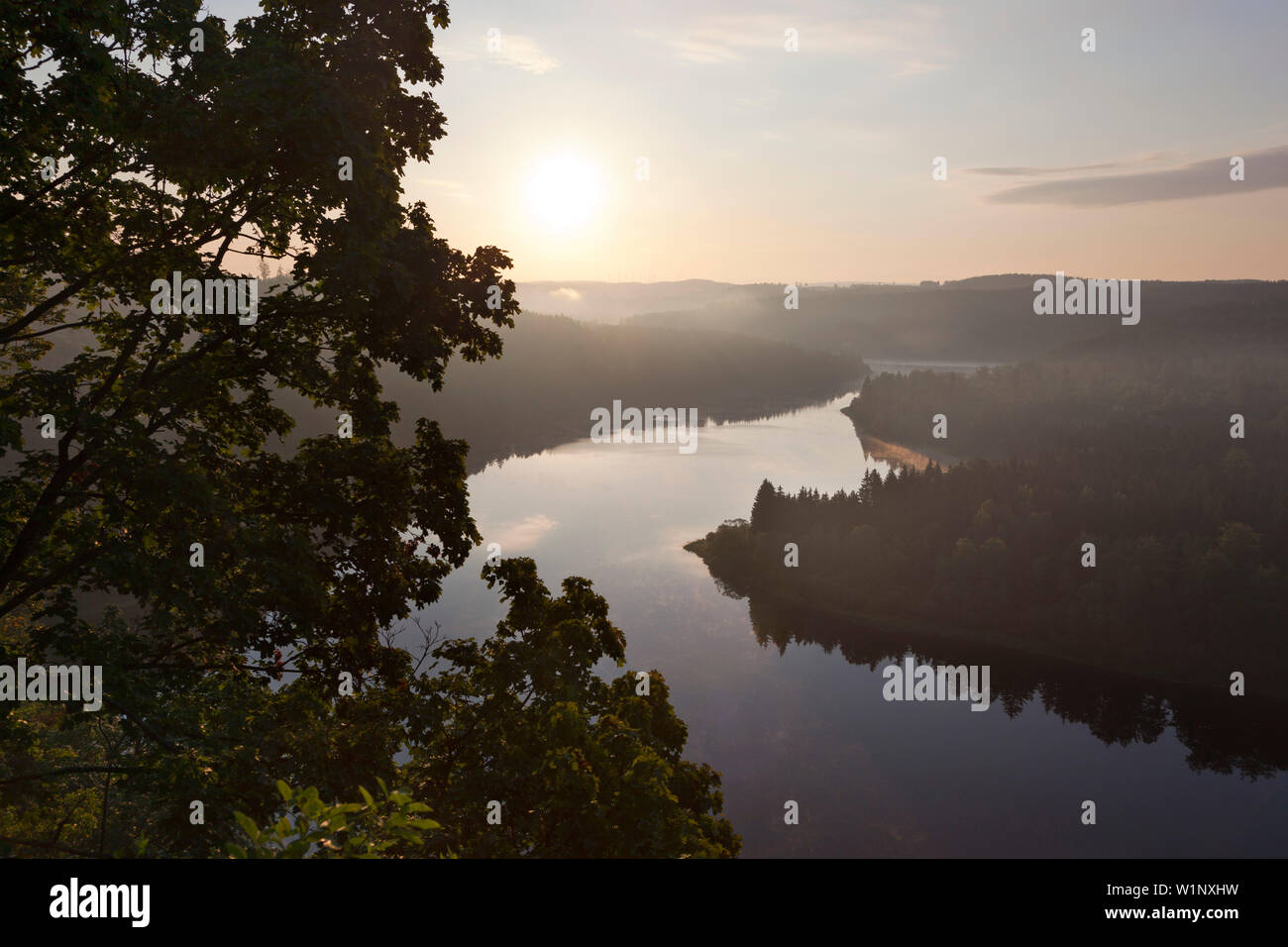 Sonnenaufgang über der Saale sinuosity an der Saale Barriere See, Naturpark Thüringer Schiefergebirge/Obere Saale, Thüringen, Deutschland Stockfoto