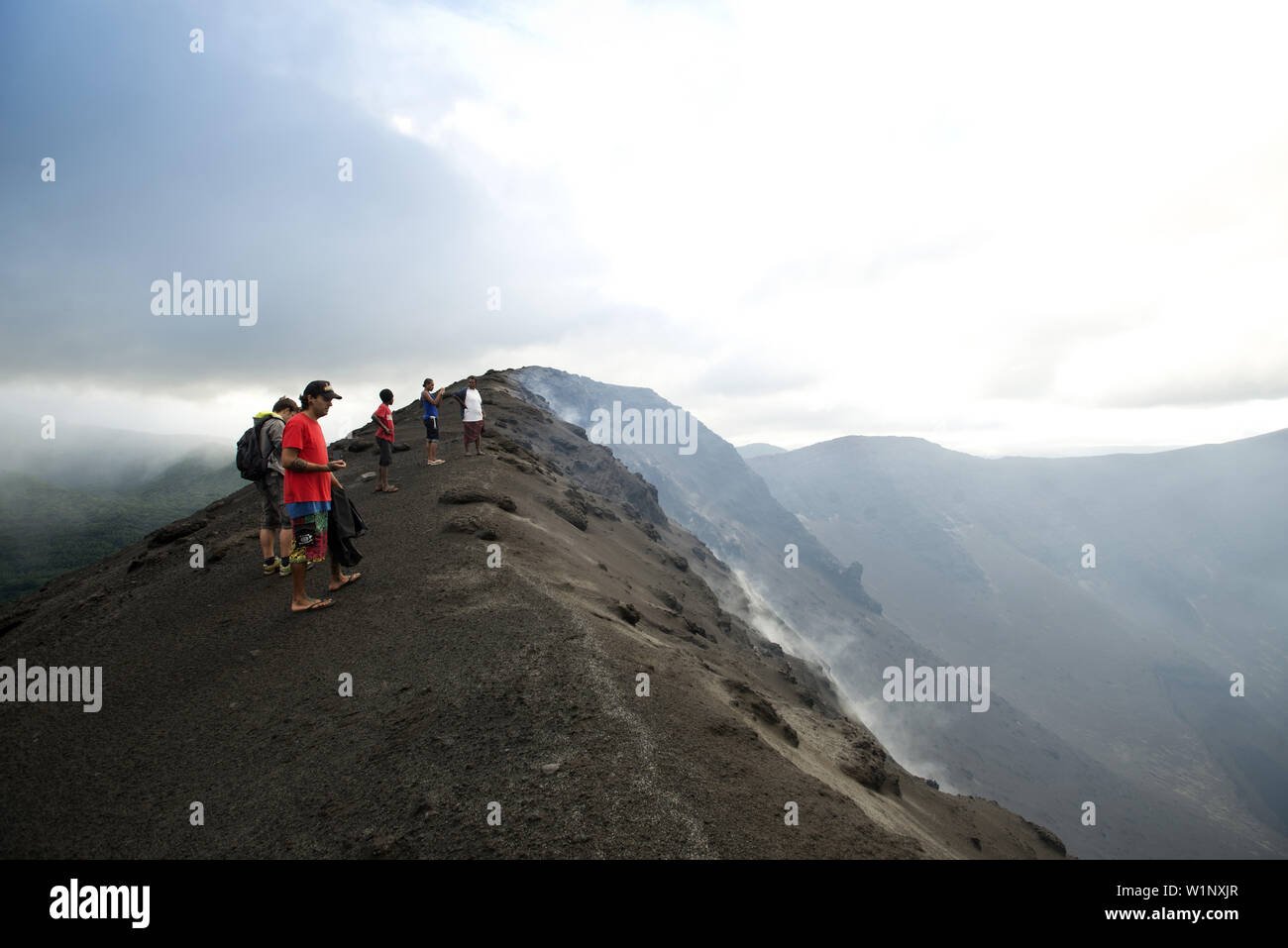 Auf dem Rand des Kraters des aktiven Vulkan Yasur auf der Insel Tanna Stockfoto