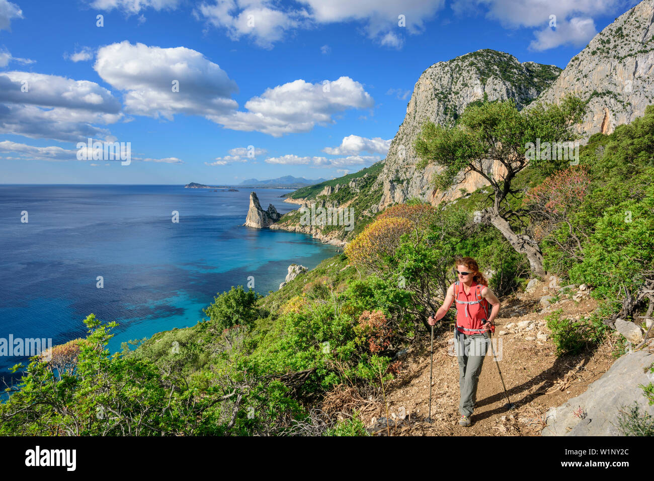 Frau wandern Selvaggio Blu, Blick Richtung Pedra Longa, Selvaggio Blu, National Park in der Bucht von Orosei und Gennargentu, Sardinien, Italien Stockfoto